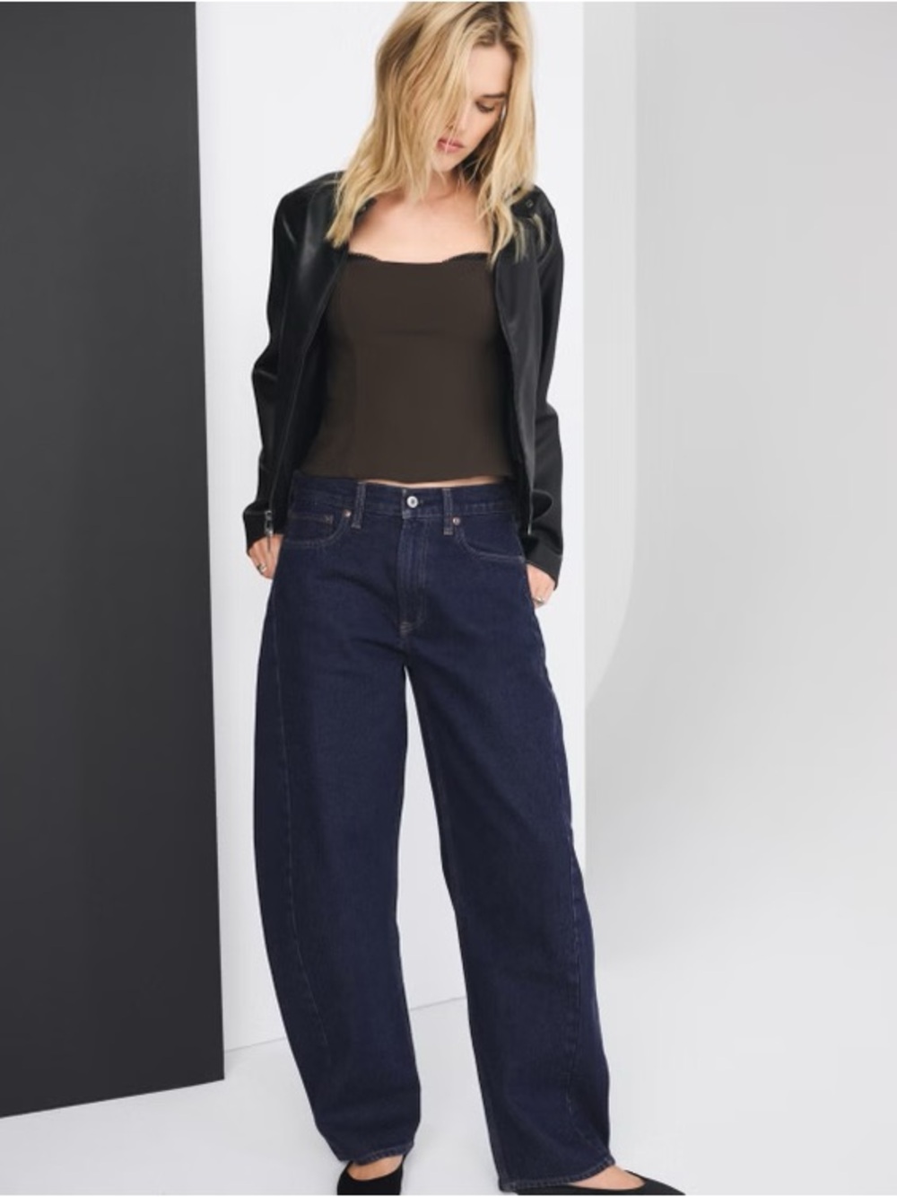 Abercrombie & Fitch Mid-Rise Barrel Leg Jeans in Rinse Wash, 25R NWT